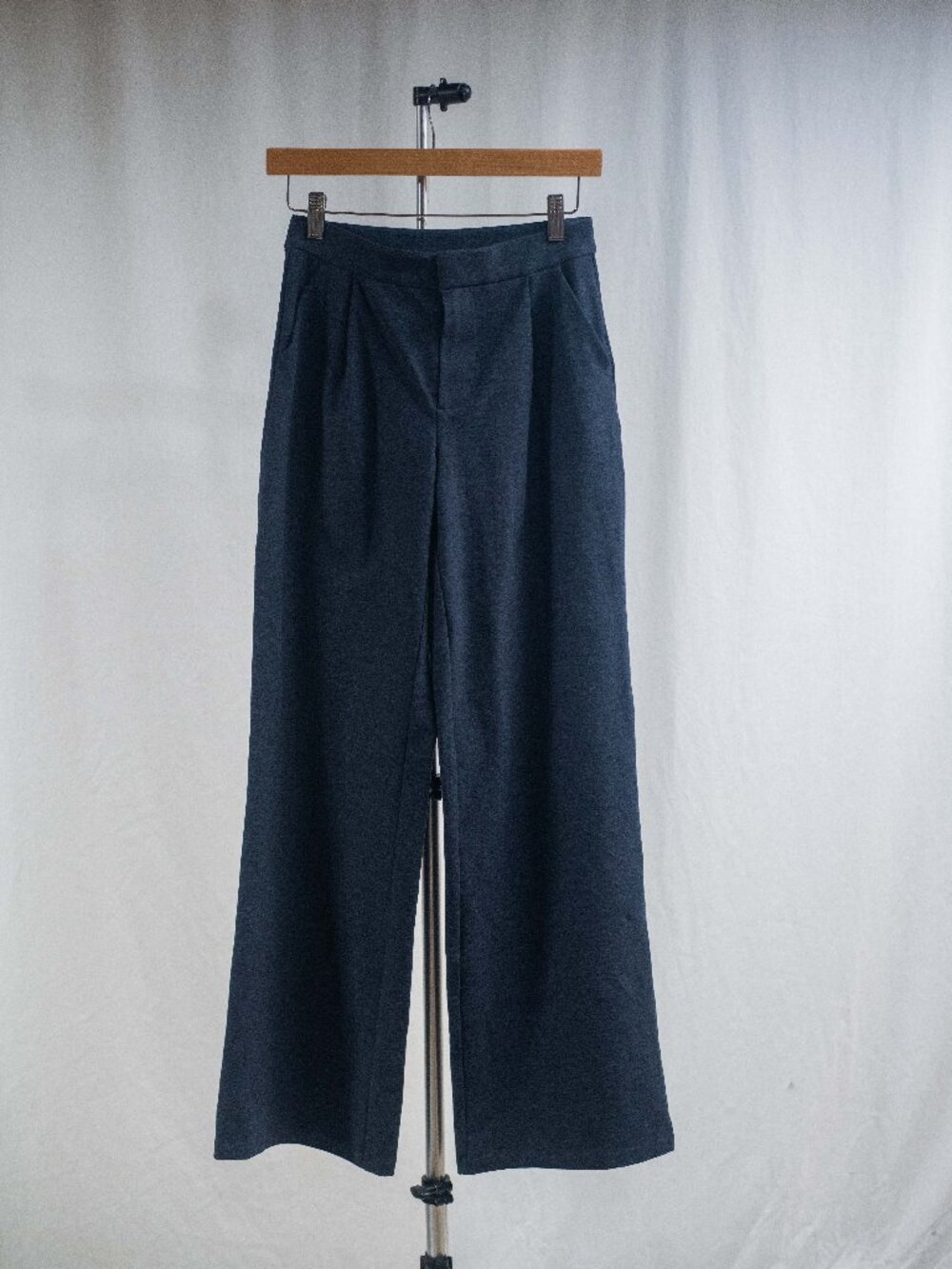 Vuori Women's Elevation Trouser in Midnight Heather - Picture 2 of 8